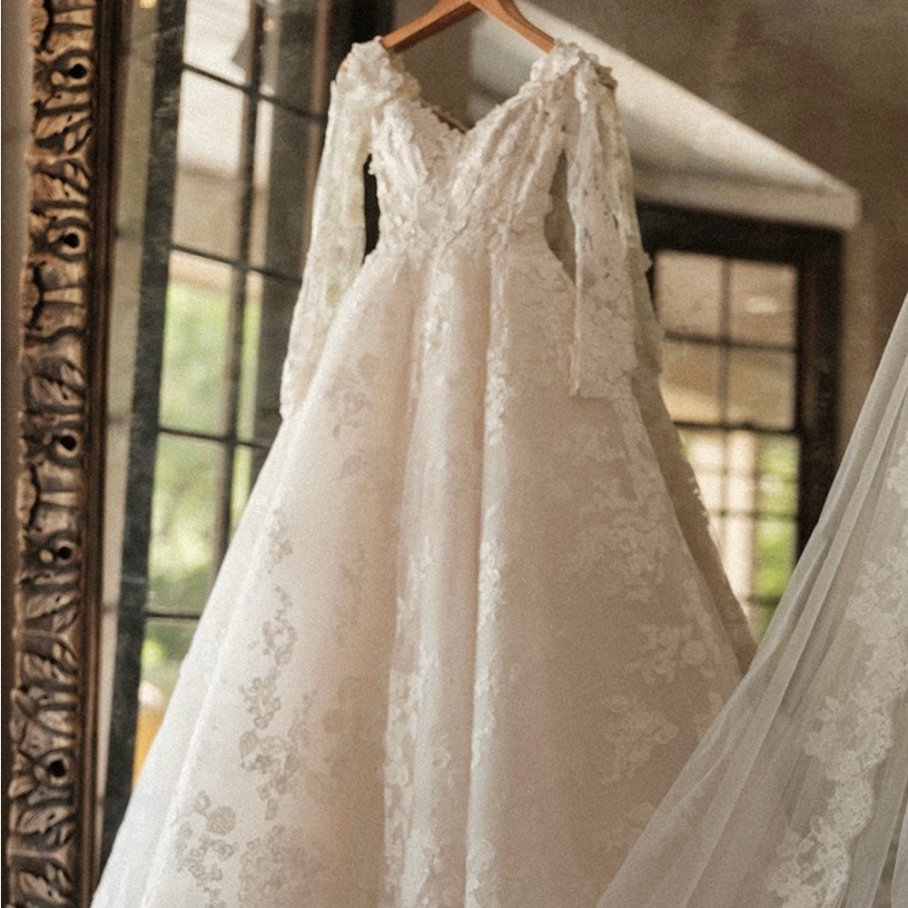 Monique Lhuillier Custom Gianna Wedding Dress-Worn Once, Professionally Cleaned - Picture 5 of 16